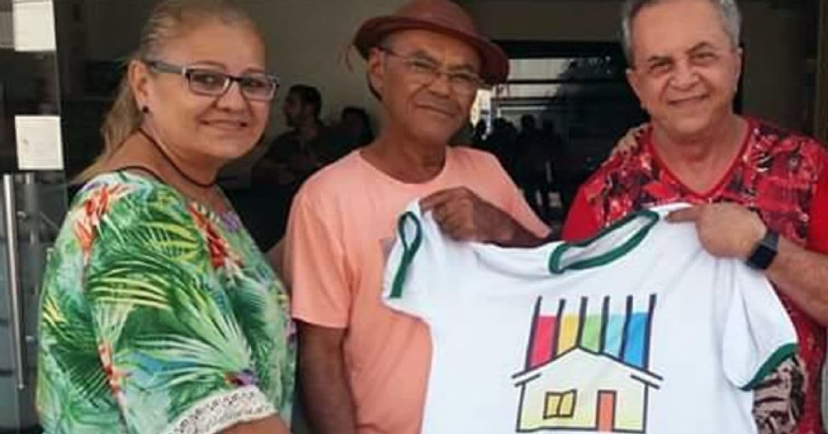Flávio José doa 50 cestas básicas para idosos carentes de Feira de Santana