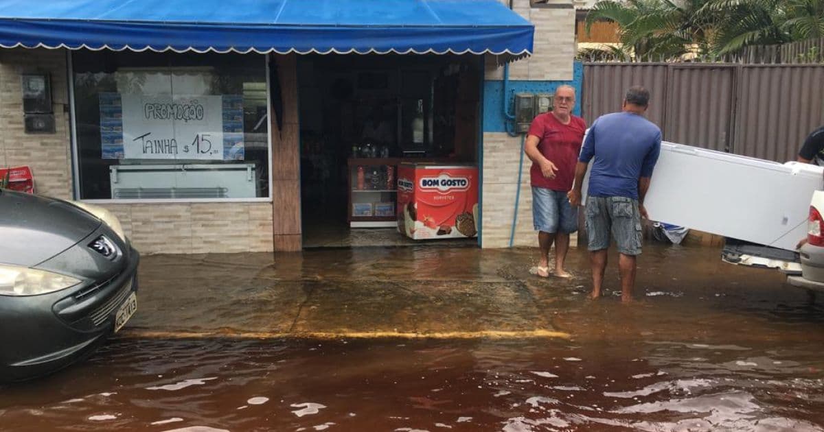 Camaçari: Chuva deixa várias localidades de Itacimirim alagadas