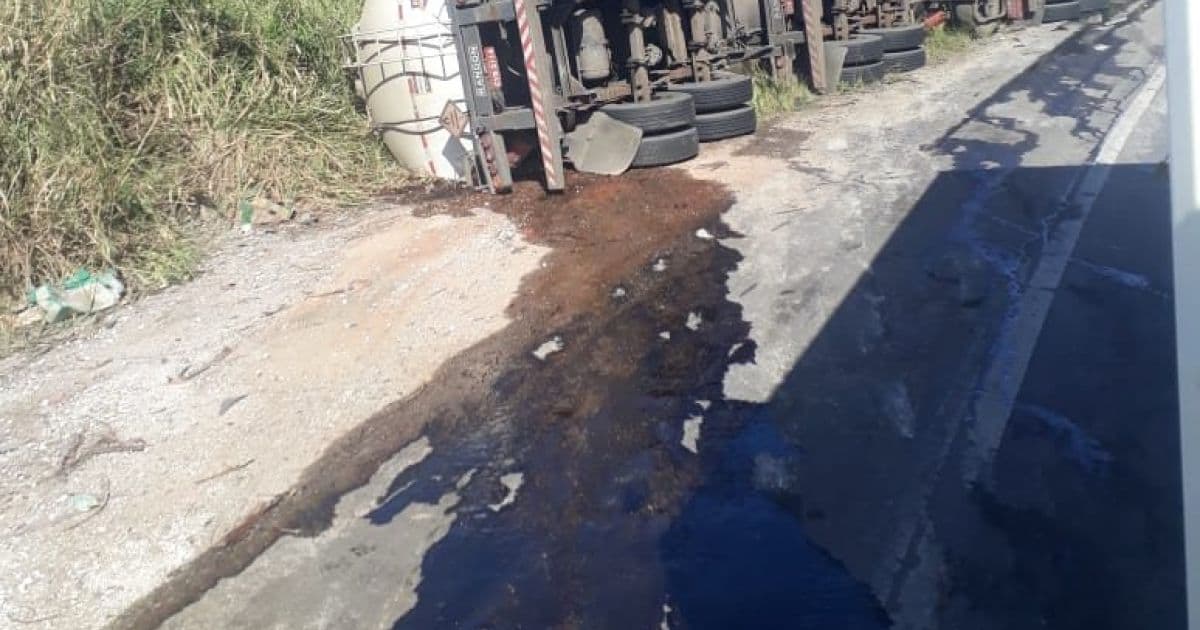 Itabela: Carreta tomba na BR-101 e deixa rodovia bloqueada por quase oito horas