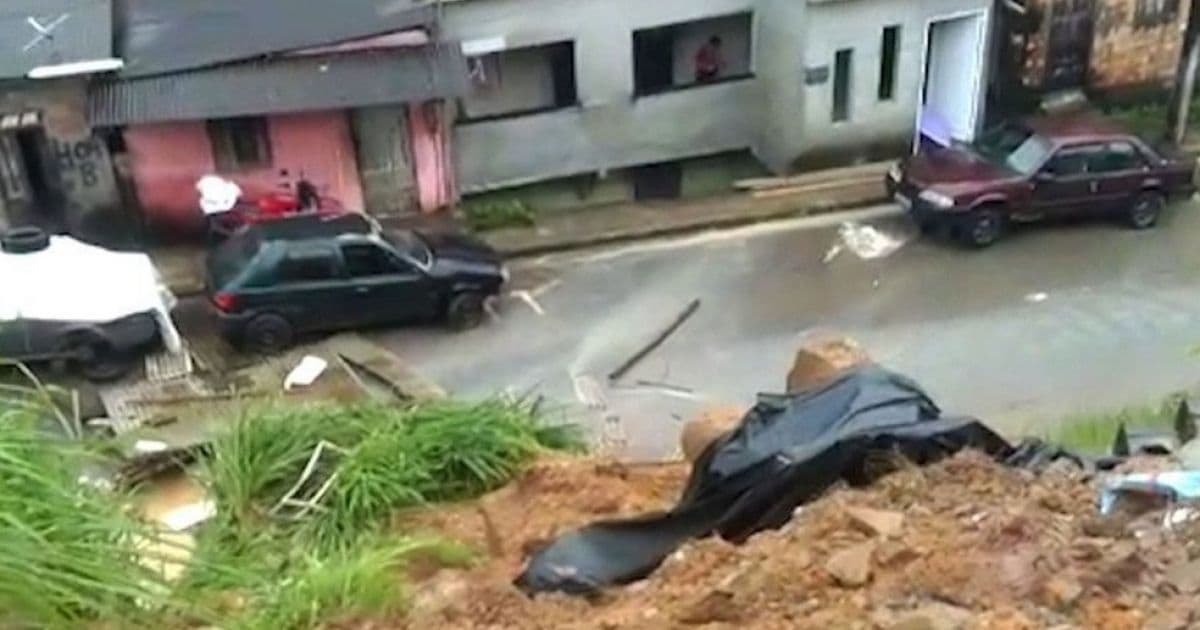 Simões Filho: Chuva provoca deslizamento de barranco e moradores relatam risco