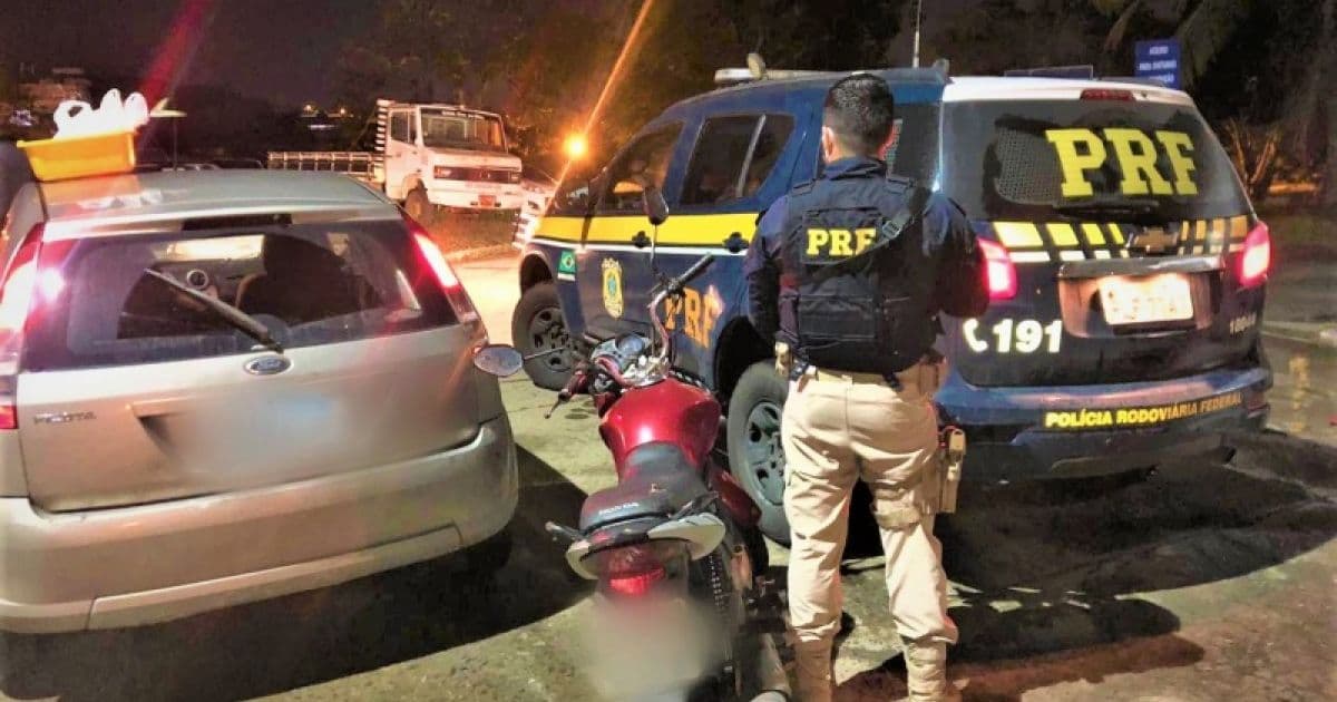 Jussari: Três são presos ao tentar esconder moto dentro de carro roubado