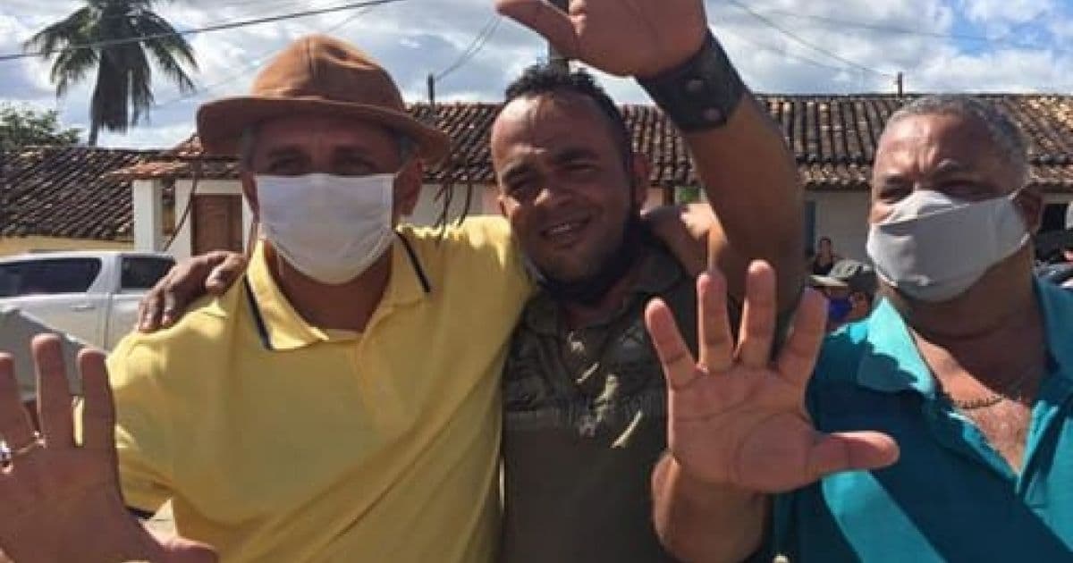 Iguaí: Em plena pandemia, prefeito participa de ato com aglomeração nas ruas do município