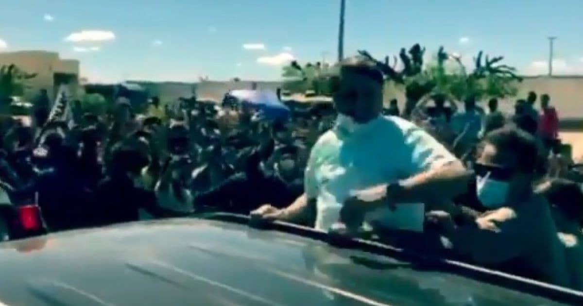 Bolsonaro chega a Campo Alegre de Lourdes e é recebido com aglomeração