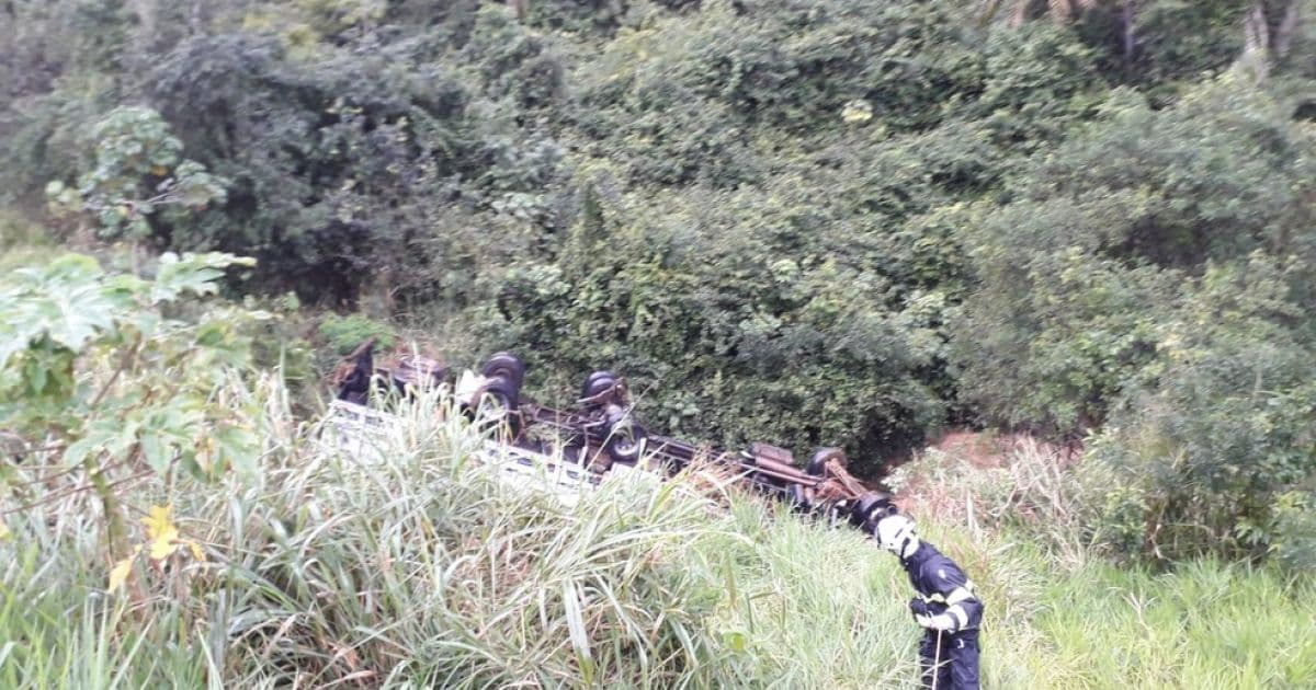 Teixeira: Motorista morre após caminhão cair de penhasco na BR-101