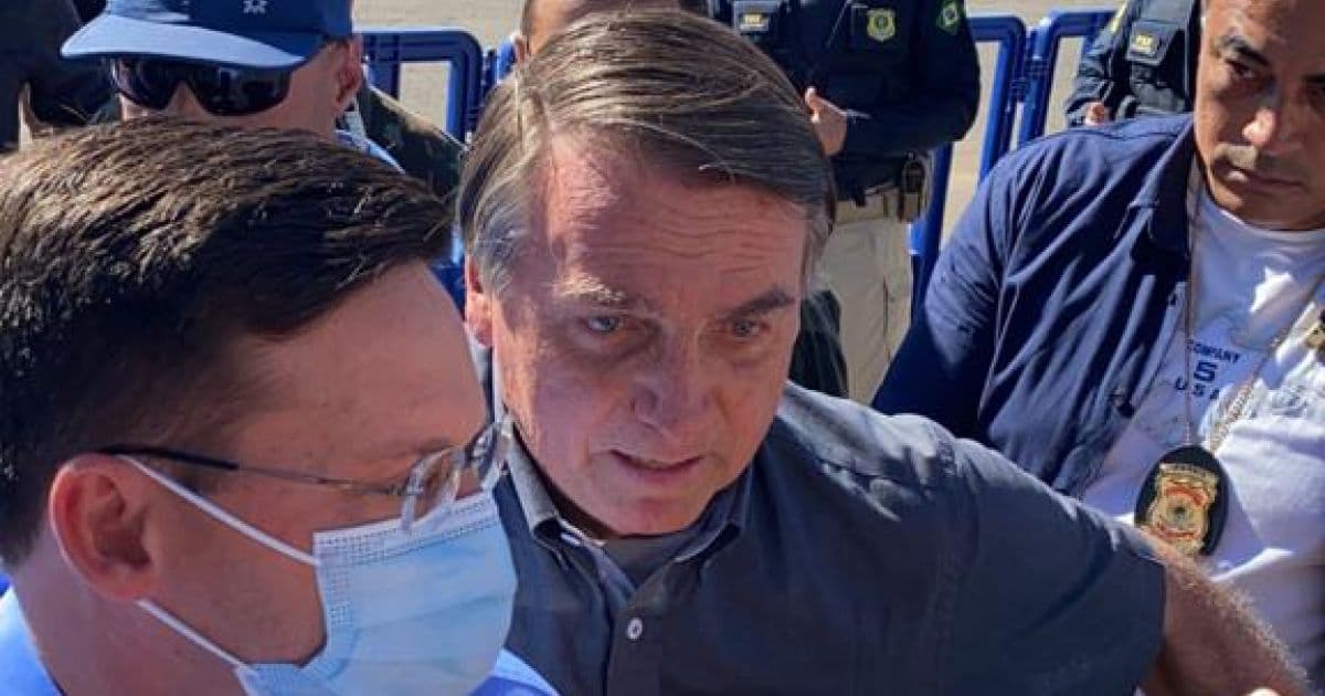 Barreiras: Bolsonaro chega em aeroporto e é recepcionado por fãs em aglomeração