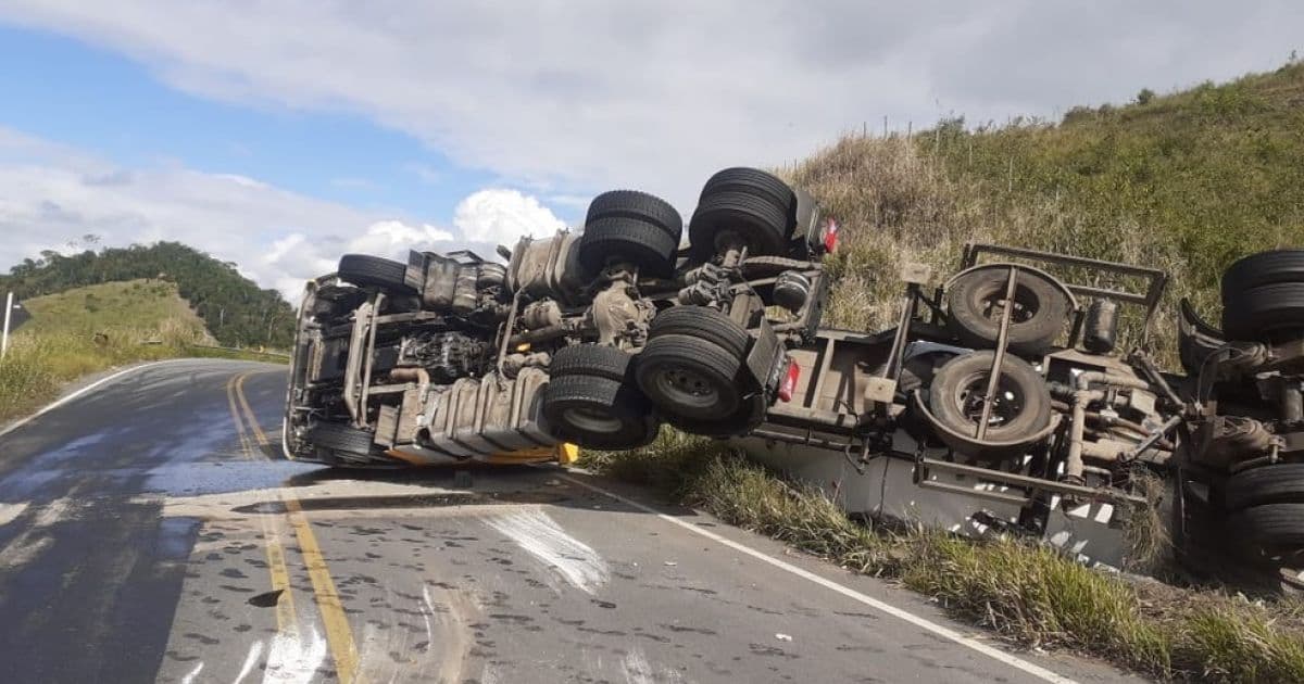 Ibicuí: Caminhão com cimento tomba em trecho da BA-262 e interdita pista