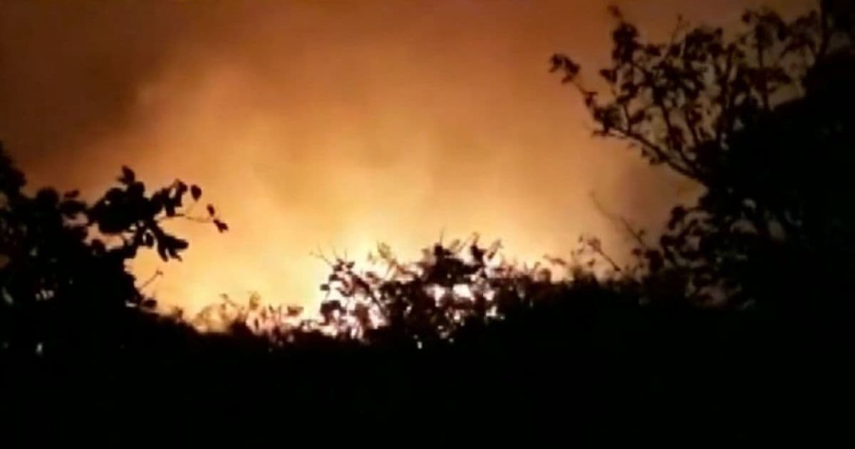 Caetité: Incêndio atinge área de povoado na zona rural; bombeiros controlam chamas