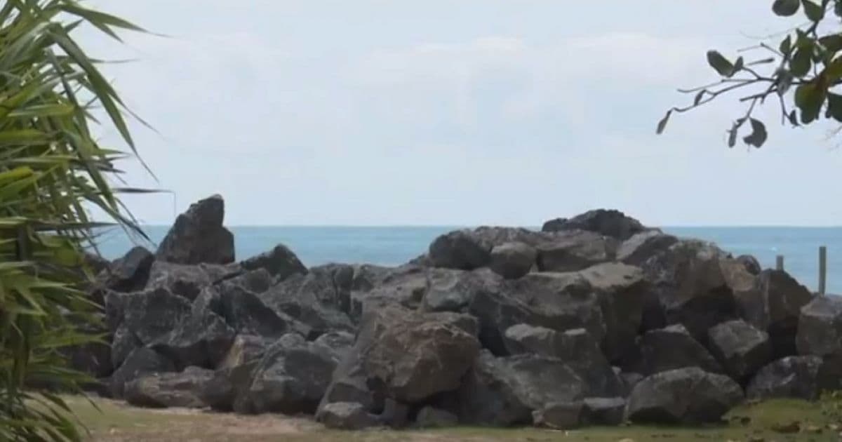 Ilhéus: Moradores cobram máquinas para deslocar pedras e conter avanço do mar