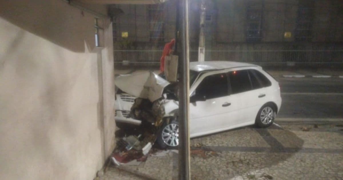 Feira de Santana: Motorista perde controle da direção e bate carro em módulo da PM