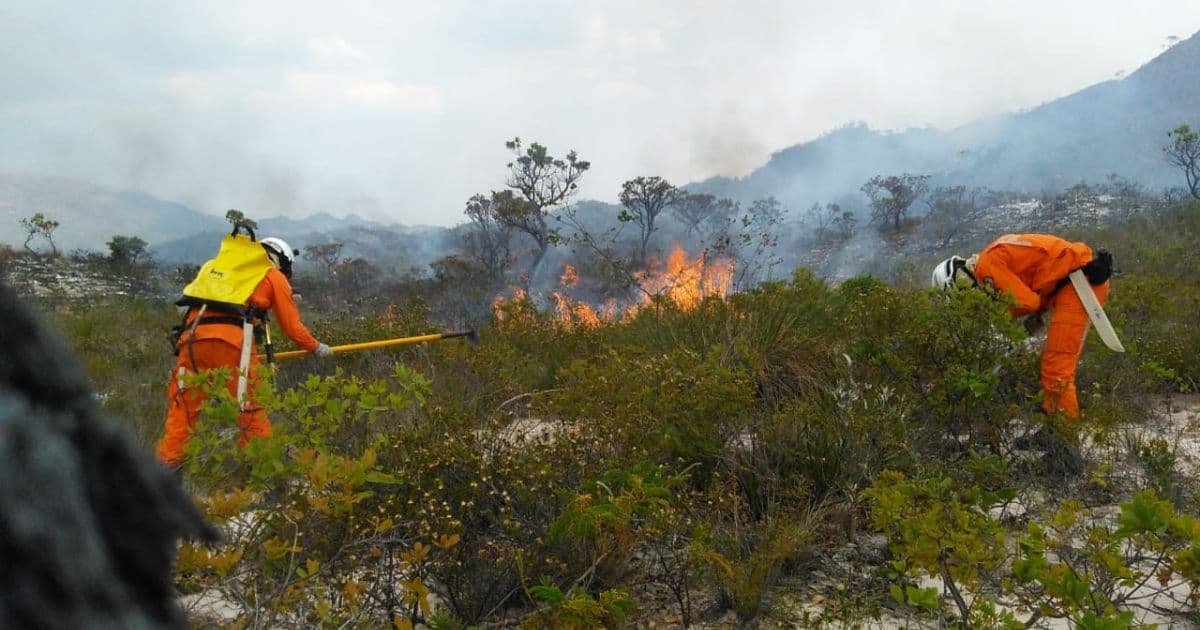 Bombeiros decretam extinção de incêndio em Barra; chamas na Chapada estão controladas