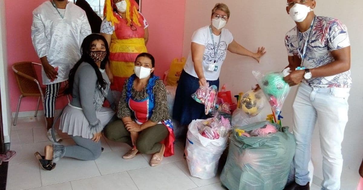 Membros do Hospital Campanha de Feira distribuem brinquedos para crianças
