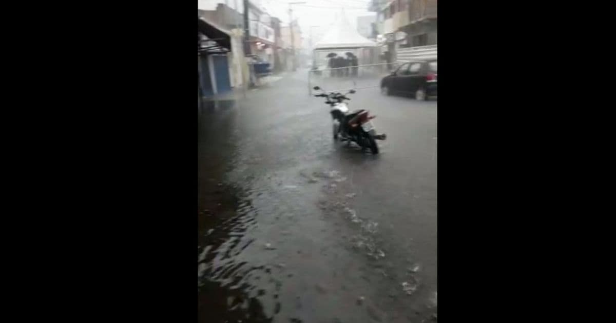 Chuvas alagam ruas de Uruçuca e Coaraci; tempo é influenciado por ciclone