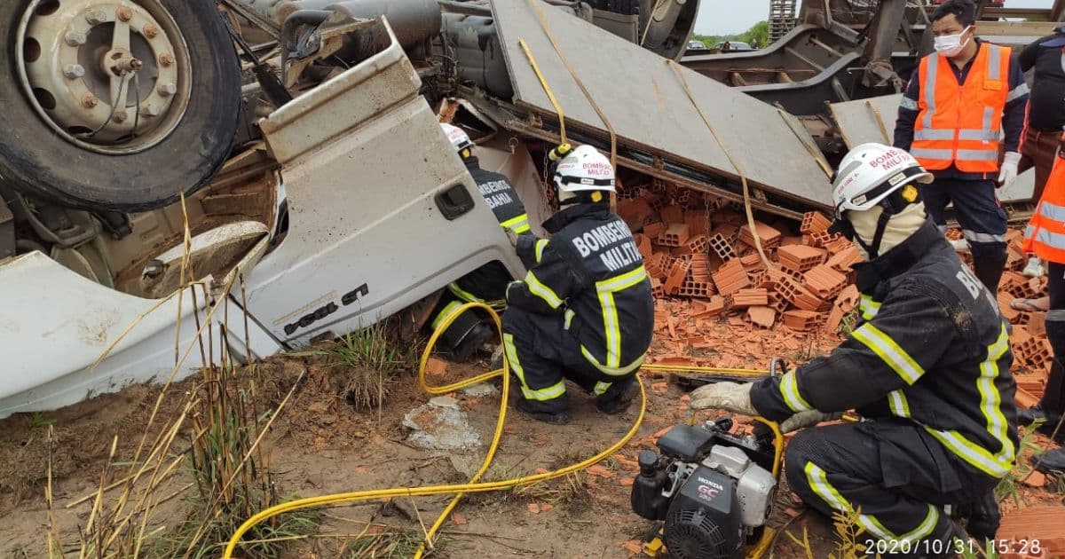 LEM: Bombeiros resgatam com vida motorista de carreta que ficou preso às ferragens