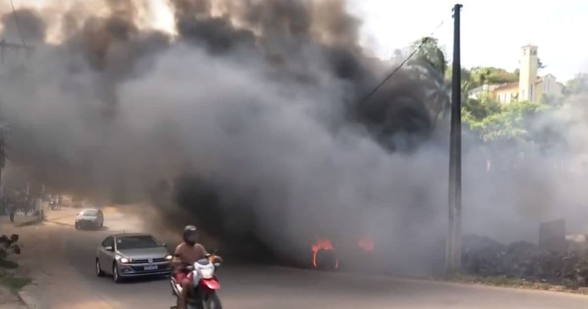 Ilhéus: Depósito de sucata pega fogo e fumaça causa interdição de avenida 