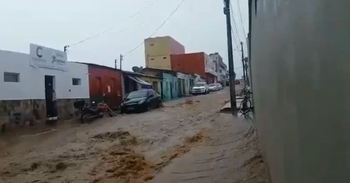 Morro do Chapéu: Chuva intensa alaga ruas e causa estragos em calçamento