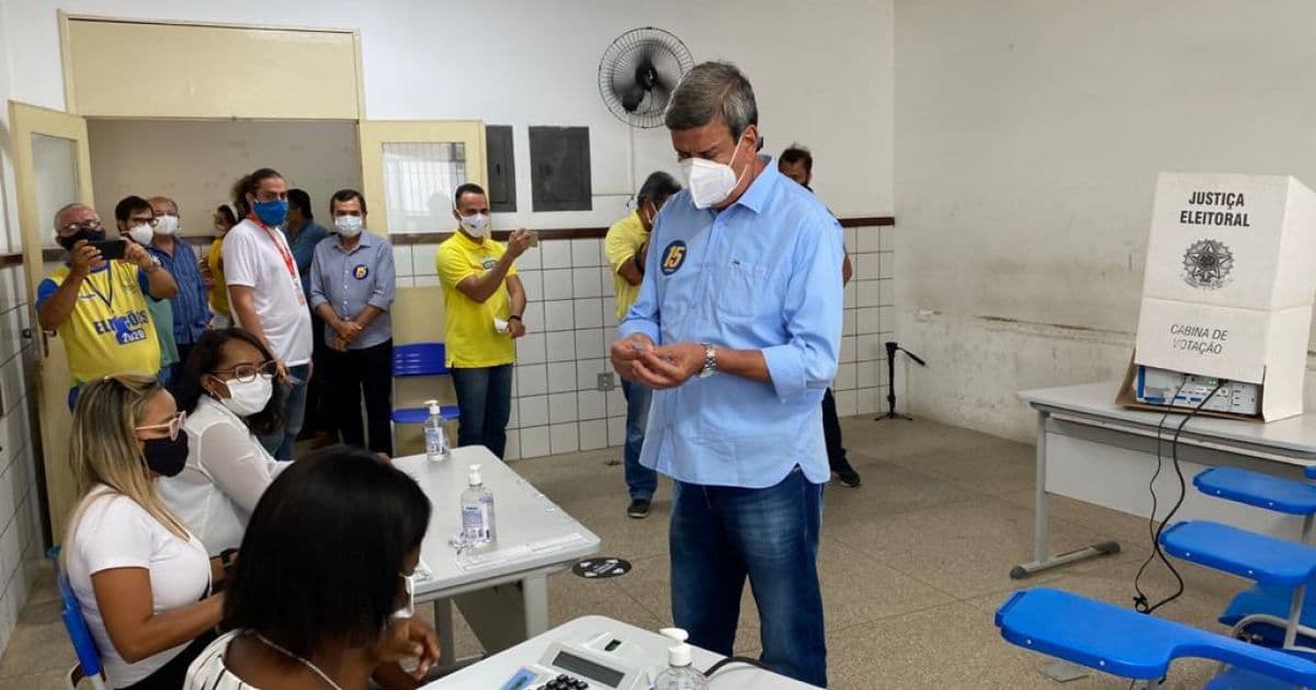 Candidato à reeleição, Colbert Martins vota em colégio de Feira de Santana