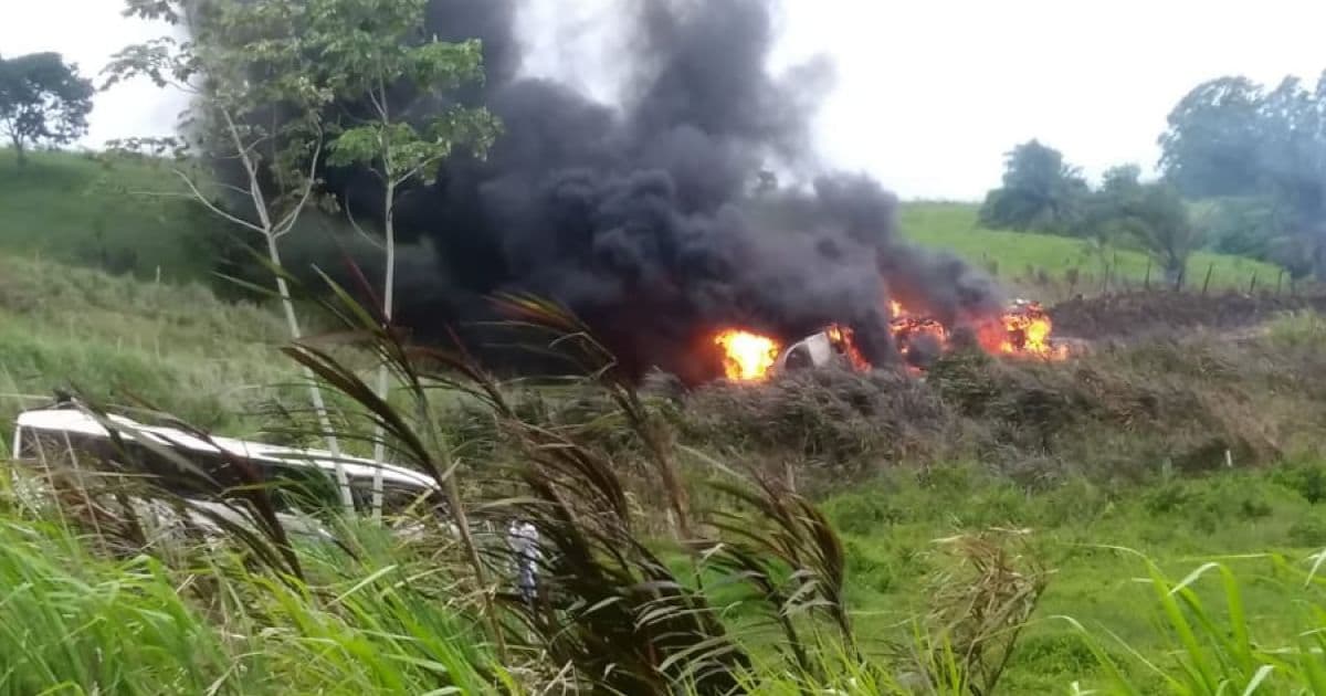 Itapebi: Carreta carregada de combustível pega fogo após batida na BR-101