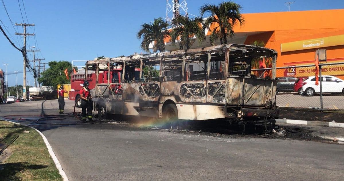 Lauro de Freitas: Ônibus pega fogo em via transversal à Estrada do Coco