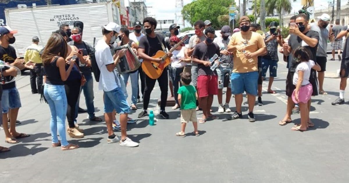 Covid-19: Em Feira músicos protestam contra proibição de decreto que suspendeu a atividade  