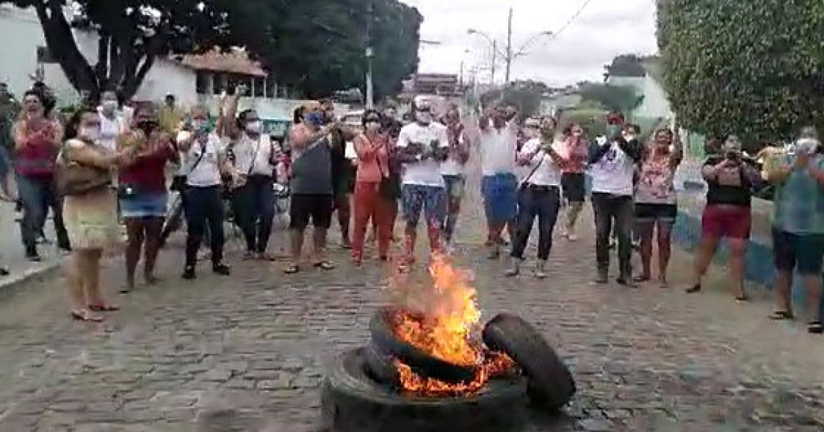 Com salários atrasados, servidores de Macarani queimam pneus em praça da cidade 