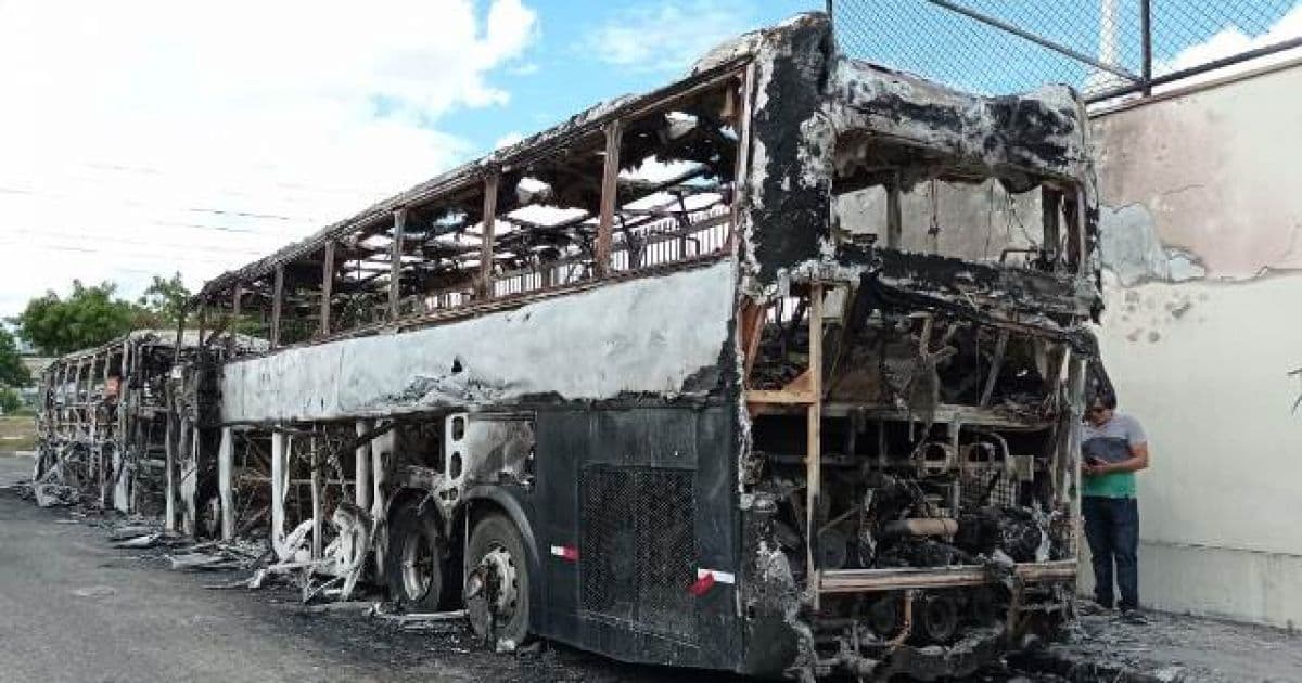 Ônibus da banda Os Clones são destruídos em incêndio em Feira de Santana