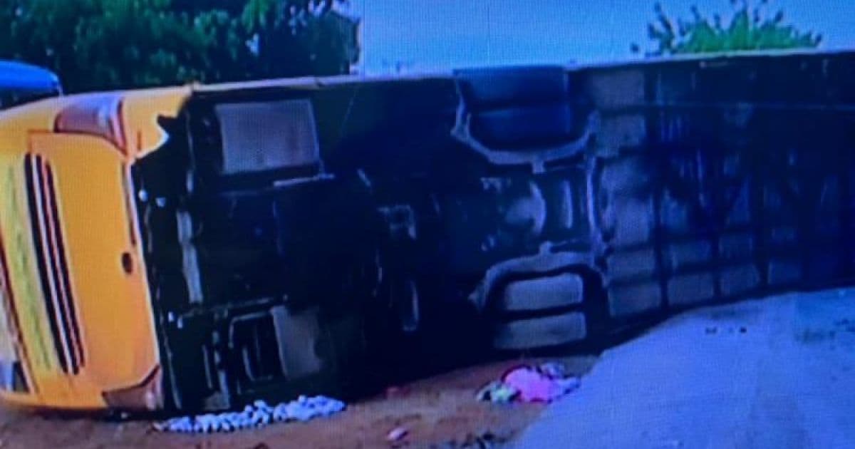 Quatro pessoas morrem após ônibus tombar em pista na entrada de Barreiras 