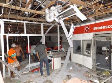 Terror em Cansanção: Bando metralha Cia da PM e explode agência bancária