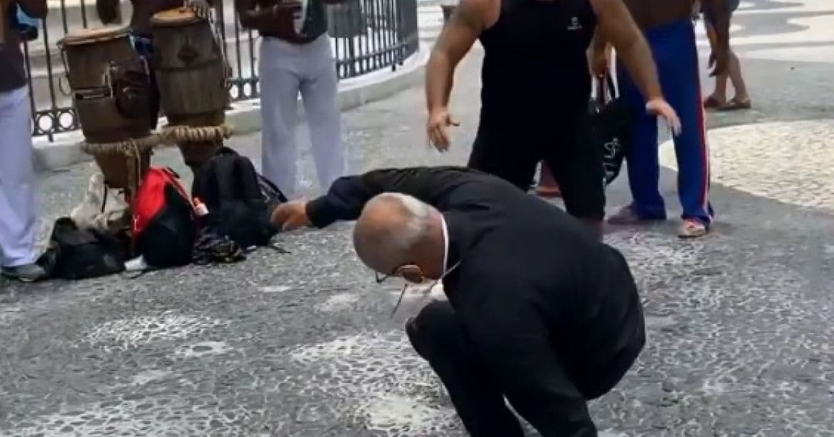 Arcebispo de Feira de Santana se diverte em roda de capoeira; veja vídeo