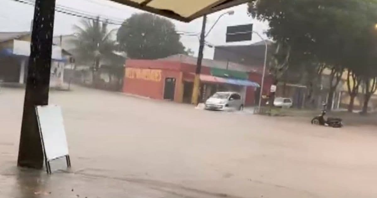 Nova Viçosa: Chuva esperada para 2 meses alaga ruas e causa transtornos