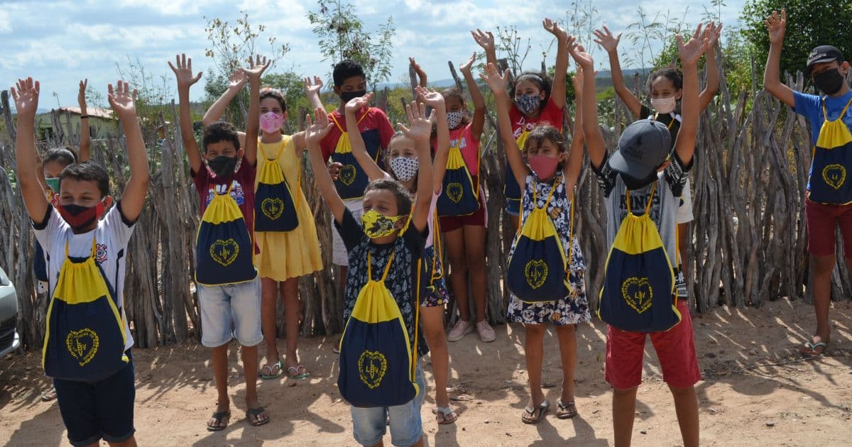400 kits escolares são entregues para crianças carentes em Uauá 