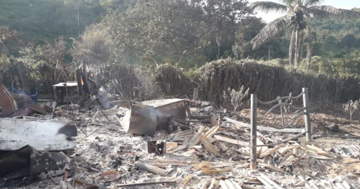 Barra do Rocha: Família tem casa destruída após celular explodir; veja vídeo  