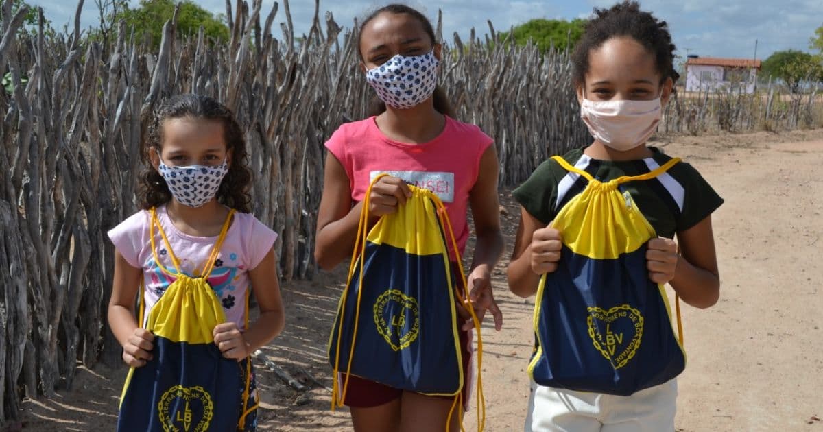 Ipirá: Ação entrega 300 kits de material para crianças de escolas municipais