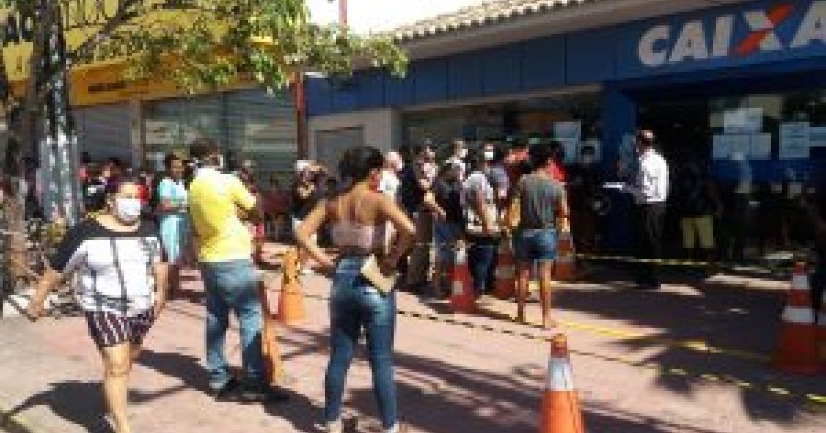 Porto Seguro: Filas e aglomeração  são registradas em agência da caixa; cliente desmaia 