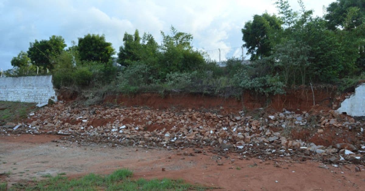 Mairi: Muros de estádio e cemitério desabam após chuvas 