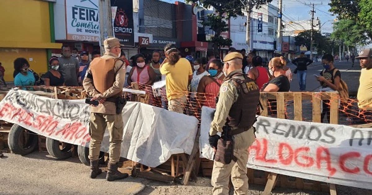 Feira: Grupo de feirantes bloqueia rua contra saída deles de área central 