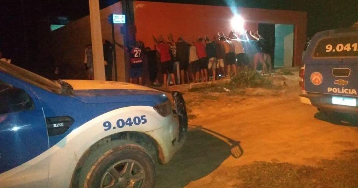 Festa clandestina é encerrada pela polícia em Oliveira dos Brejinhos