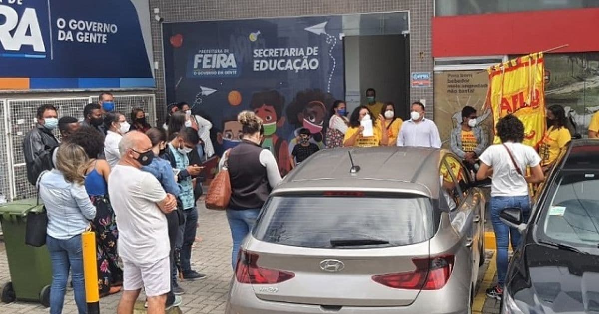 Professores da rede municipal protestam em Feira de Santana após atraso de salários 