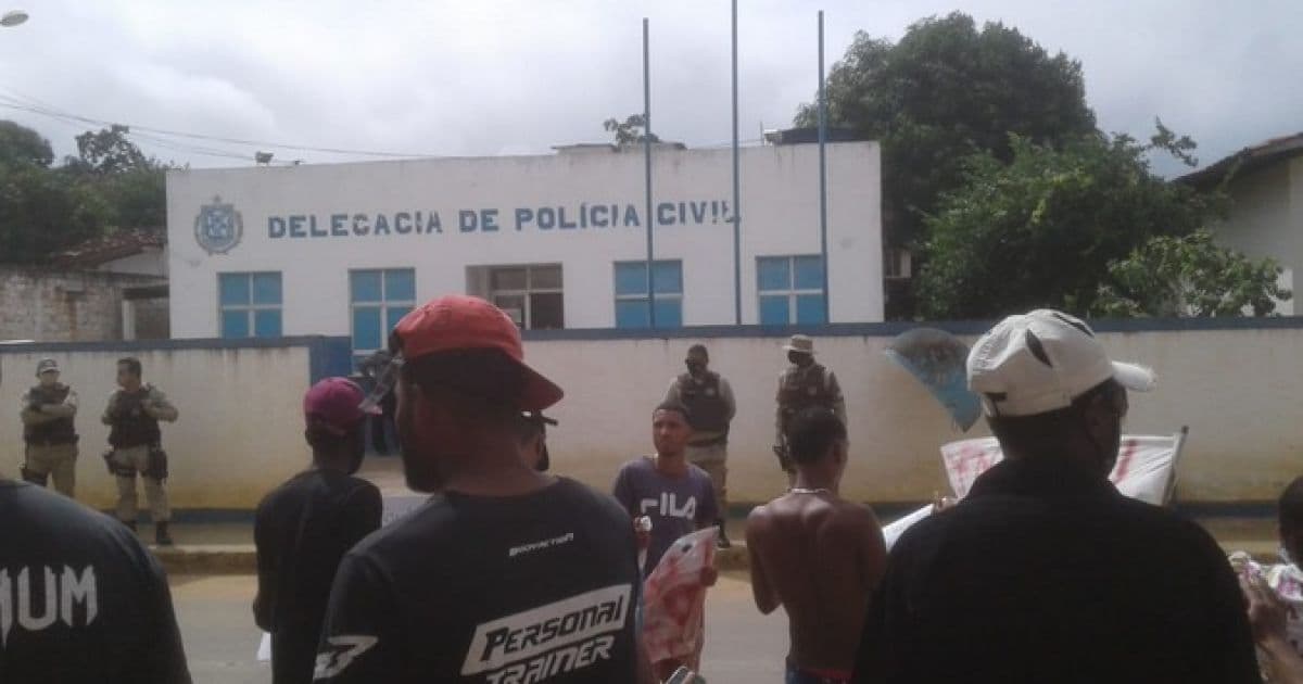 Santa Inês: Após homicídio, grupo protesta em frente à delegacia e fecha trecho da BR-420