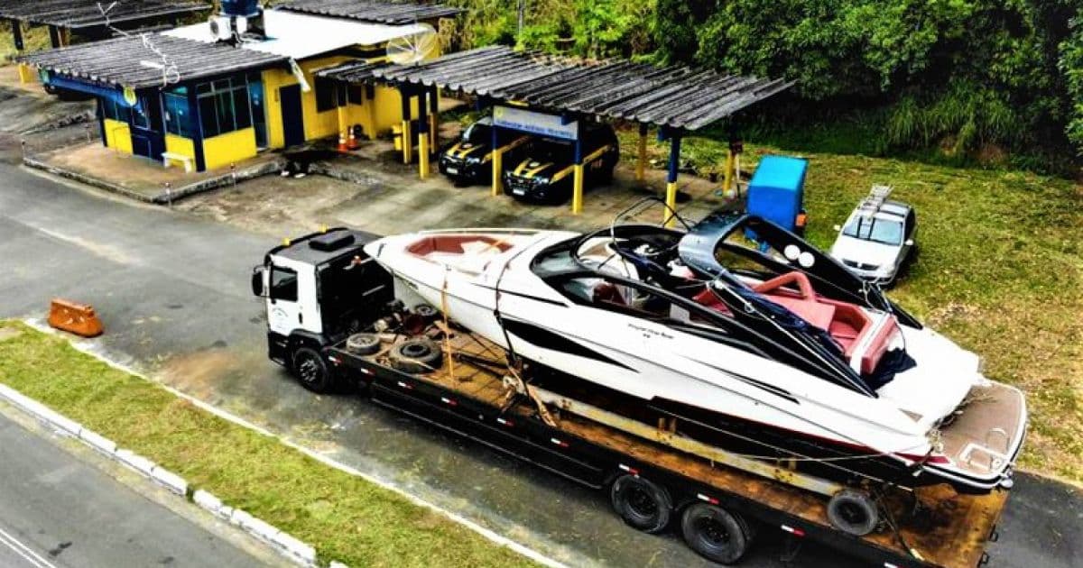 Gandu: Barco de luxo é flagrado sendo transportado irregularmente na BR-101