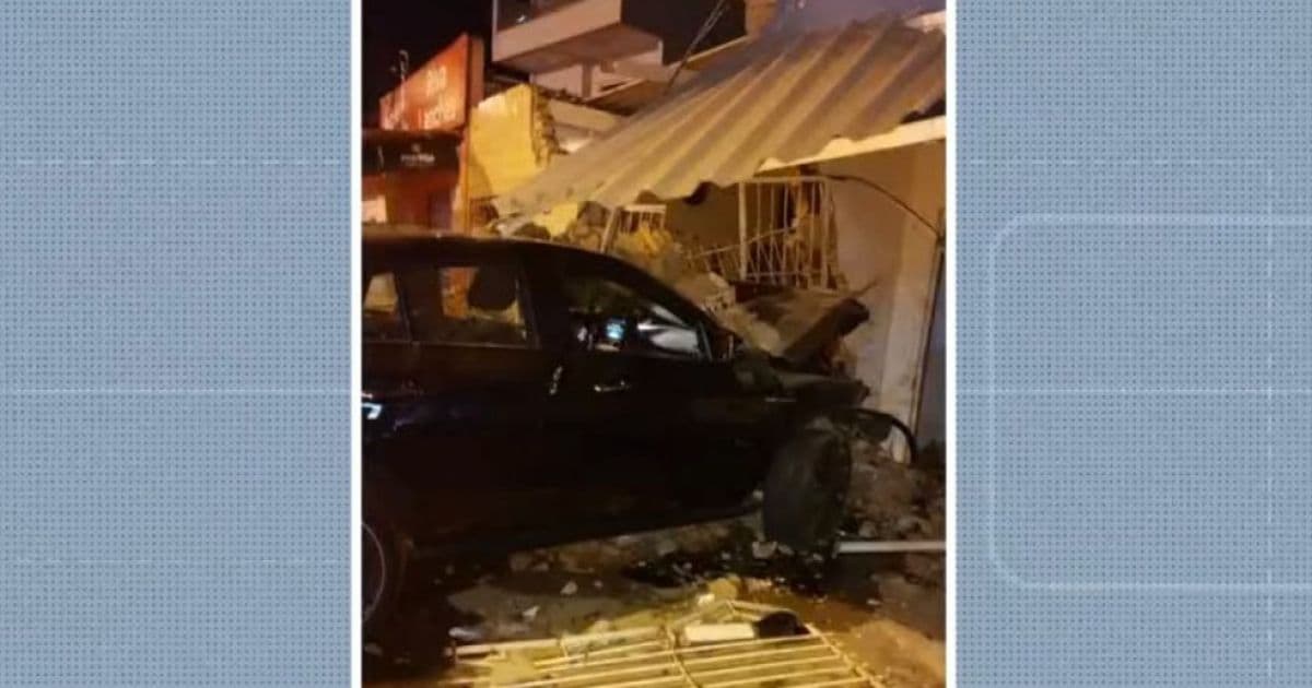 Itabuna: Carro colide em casas após motorista perder controle de veículo