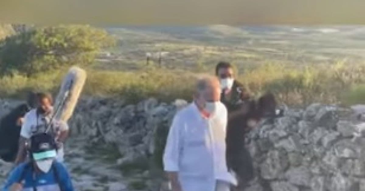 Monte Santo: Ciro Gomes visita cidade e grava vídeos em ponto religioso 