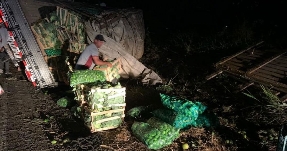 Jaguaquara: Caminhão carregado de verduras tomba em trecho da BR-420