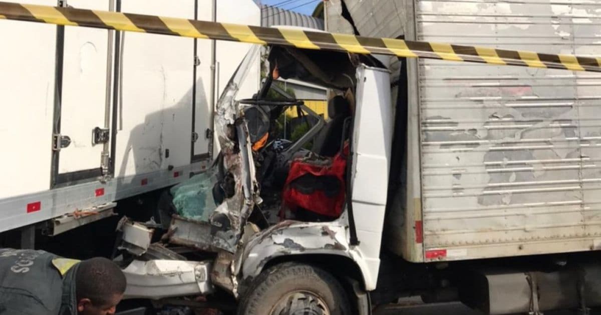 Lauro de Freitas: Após batida entre caminhões motorista precisa ser retirado das ferragens 