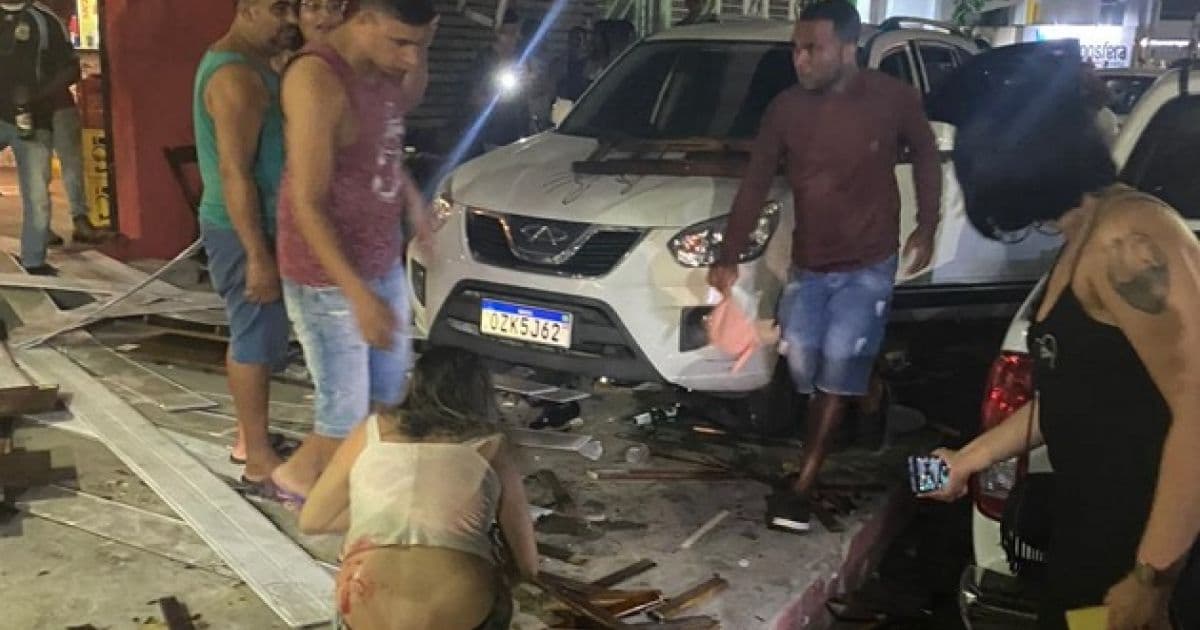 Motorista atropela dezenas de pessoas em bar de Feira de Santana; veja vídeo