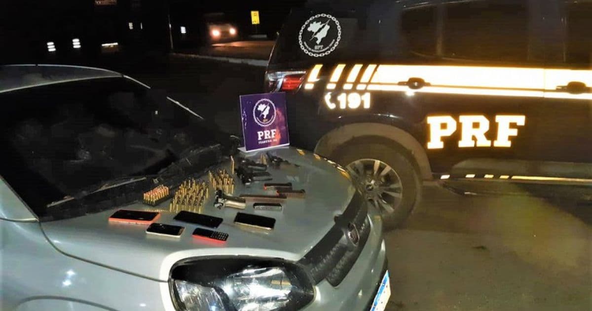 Itabuna: PRF prende 5 com carro roubado; grupo levava pistola, armas e 96 munições