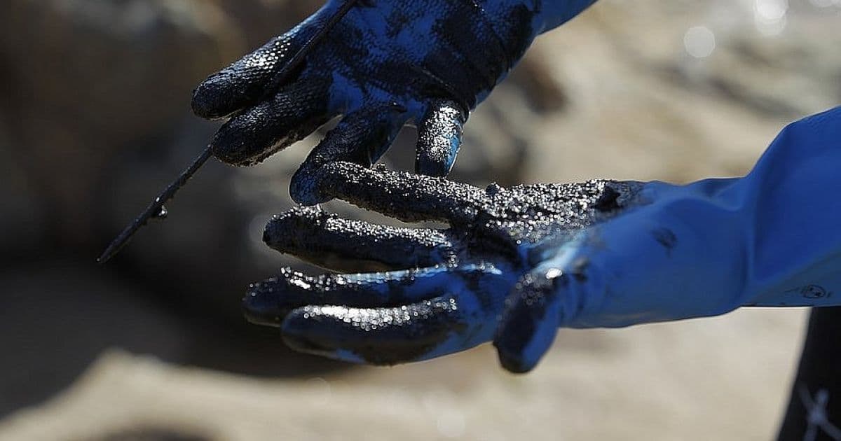 Litoral Norte: Novas manchas de óleo são achadas em praia de Itacimirim
