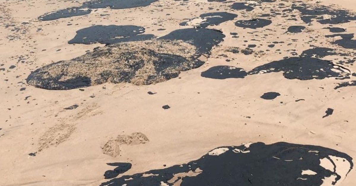 Itacimirim: Meia tonelada de óleo é retirada da praia; material estava submerso