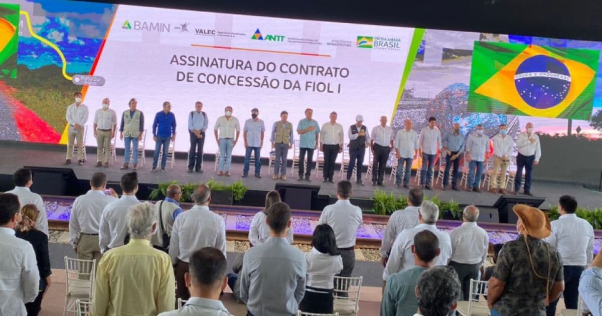 Tanhaçu: Sem máscara, Bolsonaro chega para assinatura de obras da Fiol