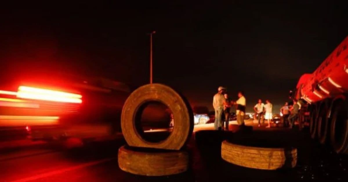 Por Bolsonaro e contra alta no combustível, caminheiros fecham via em Feira