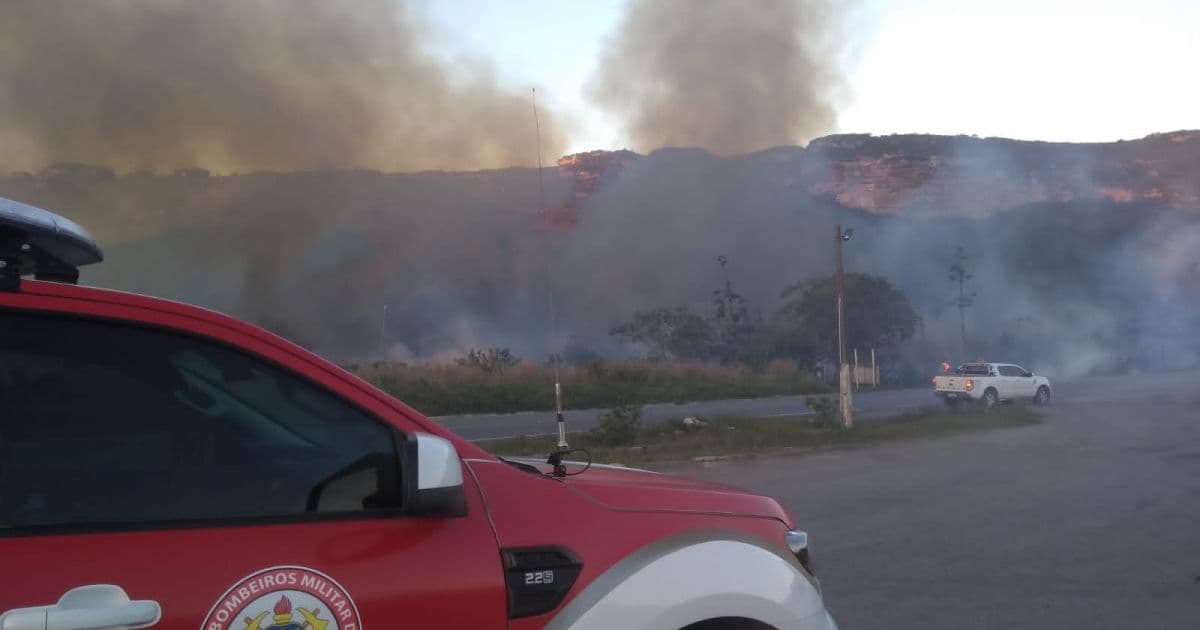 Bombeiros combatem incêndio florestal em rodovia  próxima ao Morro do Pai Inácio